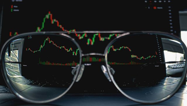 Gráfico explicando qué son los futuros y opciones en bolsa