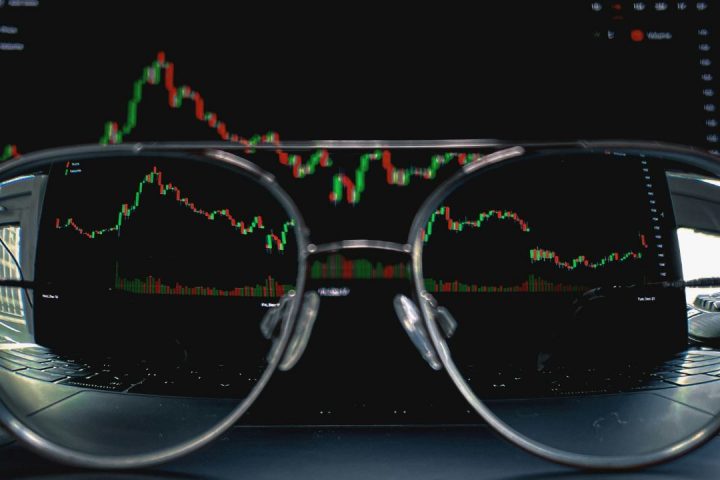 Futuros y opciones para inversores particulares: guía práctica Gráfico explicando qué son los futuros y opciones en bolsa