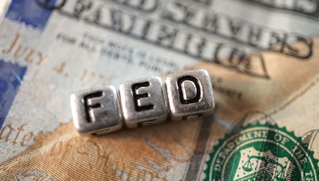 Discrepantes de la Fed presionan por más tipos