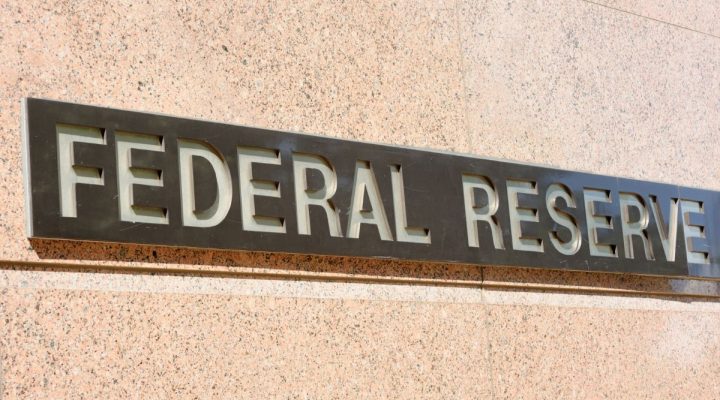 Trump reabre pulso con la Reserva Federal