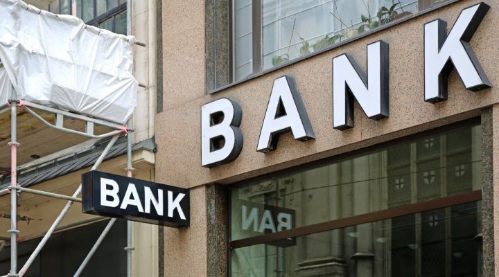 Acciones de CaixaBank apuntan a 15 euros tras corrección