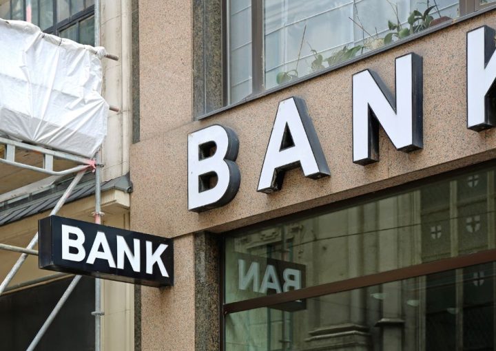 Acciones de CaixaBank apuntan a 15 euros tras corrección