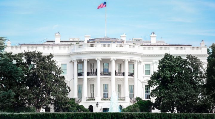 Aprobación económica de Trump cae al 34% en encuesta