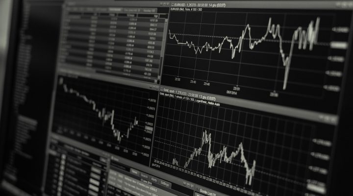 Monitor con varios gráficos de cotizaciones: backtesting en trading con datos históricos