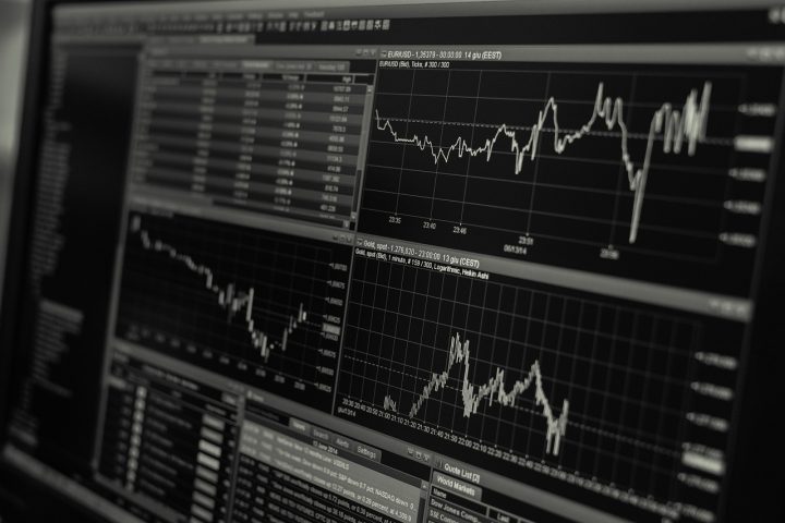 Backtesting en trading: qué es y cómo hacerlo paso a paso Monitor con varios gráficos de cotizaciones: backtesting en trading con datos históricos