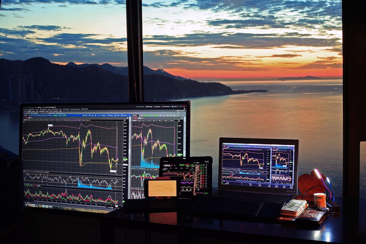 Gráfico de líneas en un portátil: ejemplo de estrategias de trading para mercados volátiles