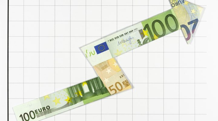 Cómo identificar tendencias en bolsa: flecha de euros que sube sobre un gráfico