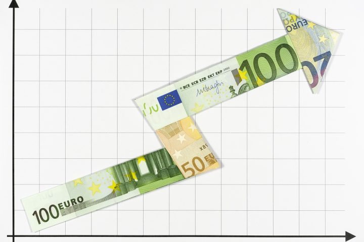 Cómo identificar tendencias en bolsa: flecha de euros que sube sobre un gráfico