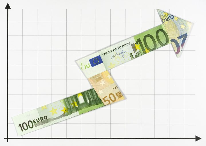 Cómo identificar tendencias en bolsa: flecha de euros que sube sobre un gráfico