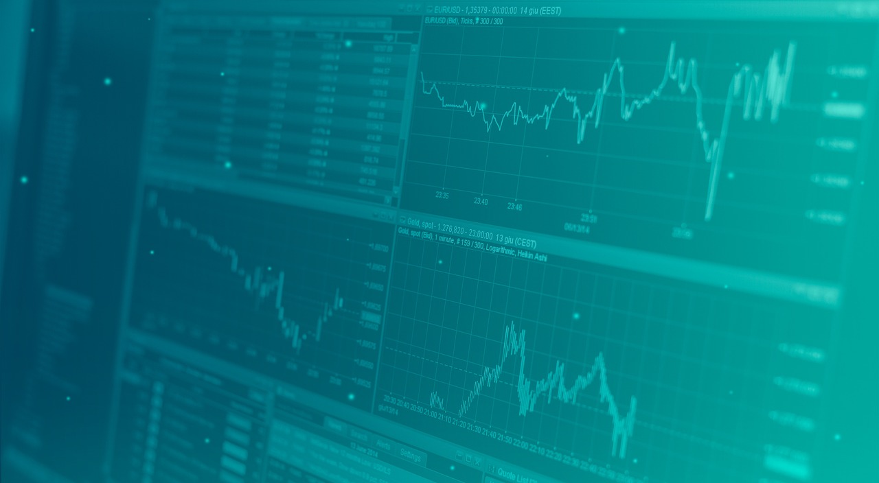 Gráficos de tendencia alcista, bajista y lateral en una pantalla de trading