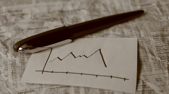 Gráfico dibujado a mano sobre un periódico de cotizaciones: qué son las medias móviles en trading