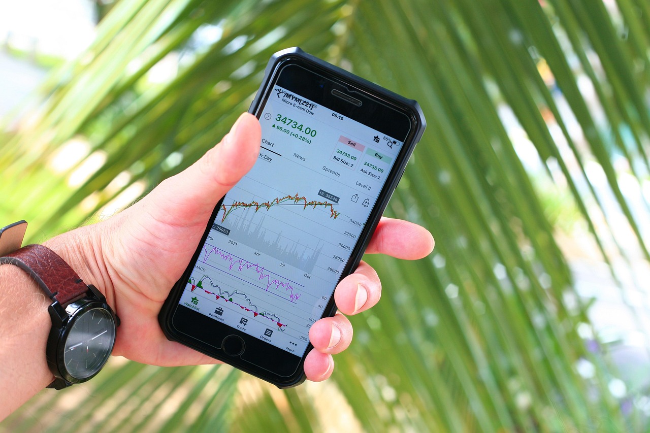 Plataformas de trading en España: pantalla con gráficos de bolsa para comparar brókers