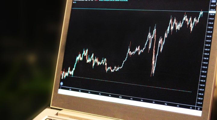 Trader trabajando desde casa con gráficos: trading a tiempo parcial