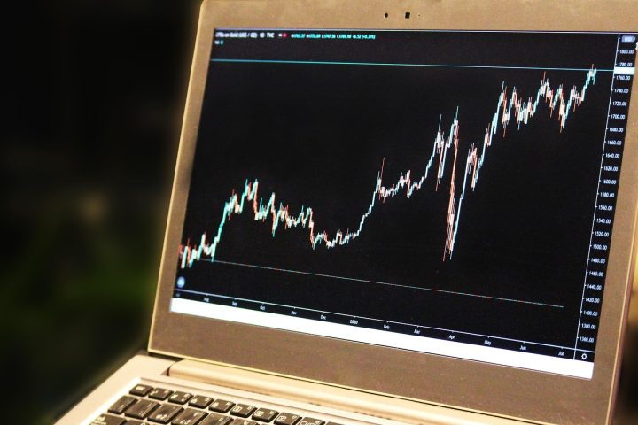 Trading a tiempo parcial: cómo organizar tu rutina Trader trabajando desde casa con gráficos: trading a tiempo parcial