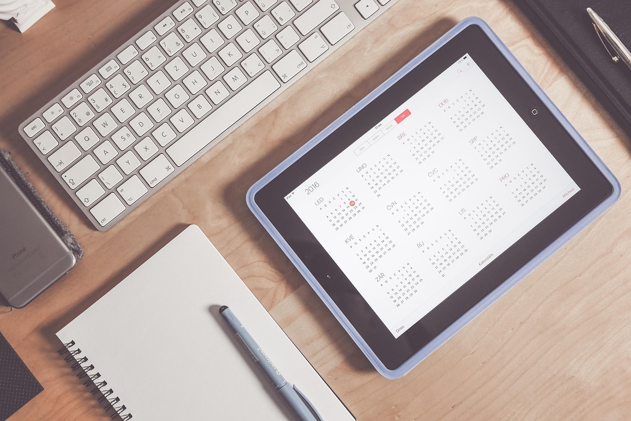 Trading a tiempo parcial: escritorio con calendario para organizar la rutina