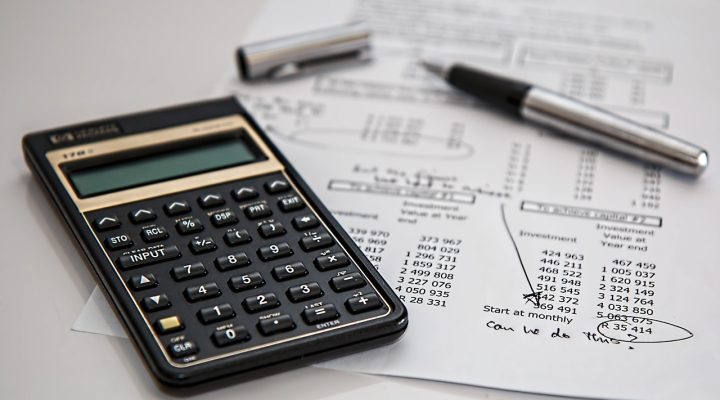 Calculadora y papeles con cifras: cómo tributan las ganancias del trading en España
