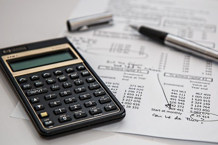Cómo tributan las ganancias del trading en España: guía Calculadora y papeles con cifras: cómo tributan las ganancias del trading en España